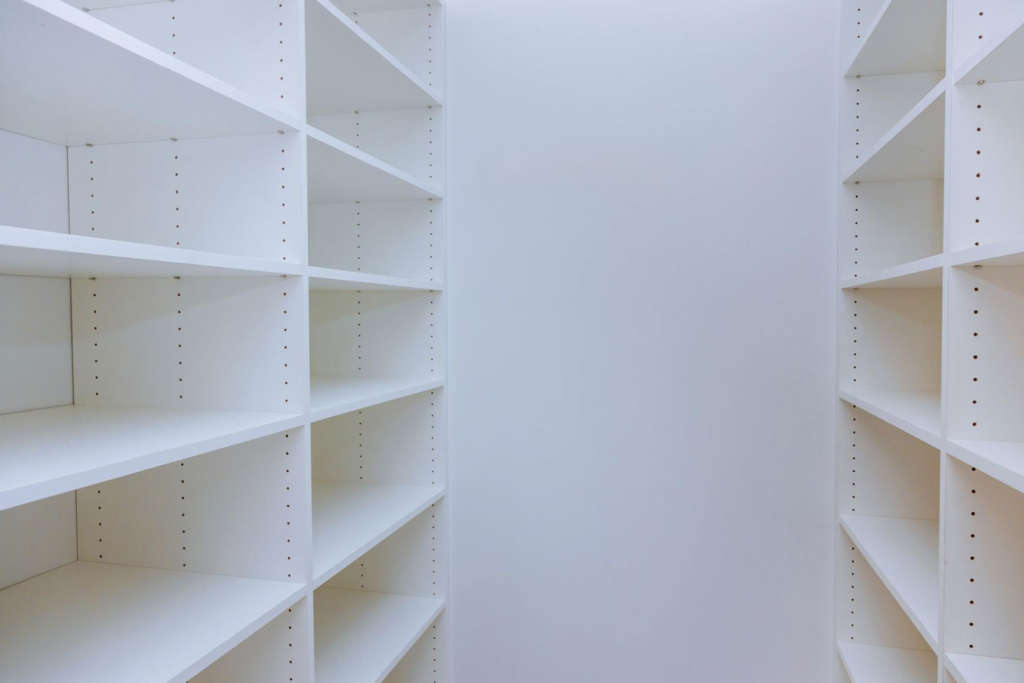 use shelves in a storage unit